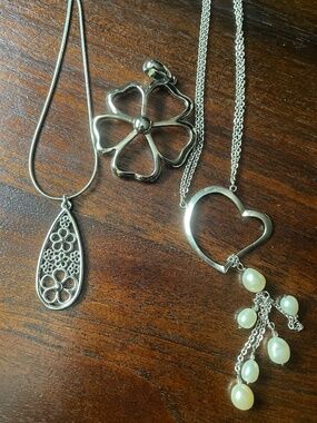 Lot of 2 necklaces and a floral charm - Lia Sophia
